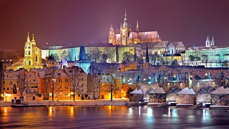 Blick auf Prag: Karlsbrücke und Veitsdom (oben)