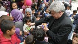 O cardeal Konrad Krajewski durante sua visita ao campo de refugiados de Lesbos em 2019 