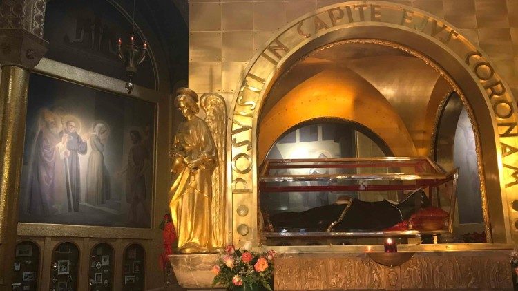 Mwili wa Mtakatifu Rita katika sanduku la kioo