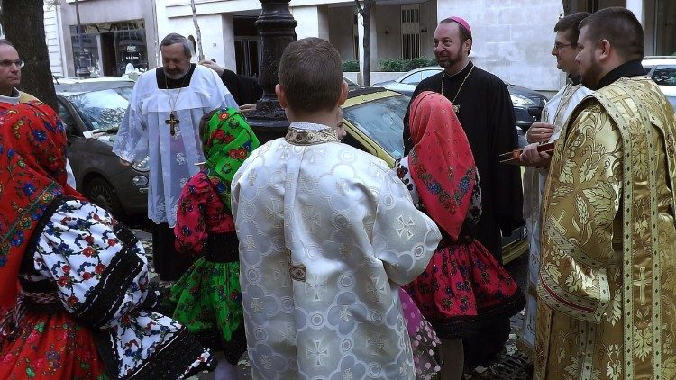 Arhiepiscopul major Claudiu-Lucian Pop în timpul unei vizite pastorale.