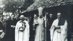 Кардынал Юліу Хосу (у цэнтры)