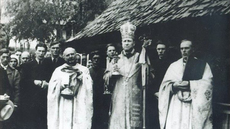 Кардынал Юліу Хосу (у цэнтры)