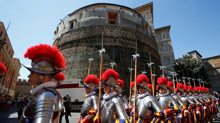 Défilé de gardes suisses devant le bâtiment de l'IOR au Vatican. 