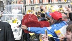 Đức Thánh Cha Lêô XIV trên chiếc xe Papamobile trong chuyến thăm mục vụ tại Napoli, ngày 21.03.2015.