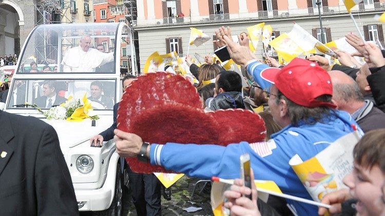 Đức Thánh Cha Lêô XIV trên chiếc xe Papamobile trong chuyến thăm mục vụ tại Napoli, ngày 21.03.2015.