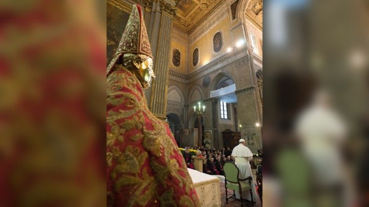Tượng thánh Gennaro tại nhà thờ chính toà Napoli