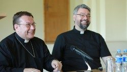 Sango Kirill Gorbunov (na loboko ya mobali) na epsikopo ya Moscou Paolo Pezzi 