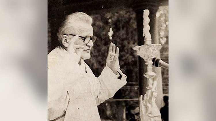 Dom Simon Jubani gjatë kremtimit të Meshës në varreza të Shkodrës