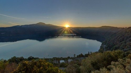 Le&oacute;n XIV, primer Papa en procesi&oacute;n por el lago de Albano