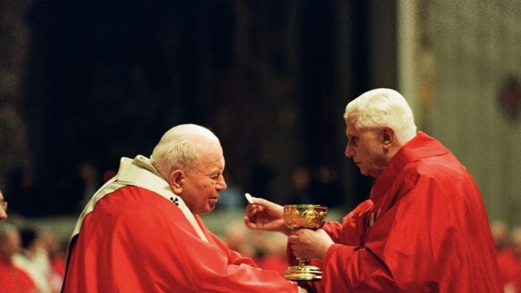 Papst Johannes Paul II. und Joseph Ratzinger, der später als Papst Benedikt XVI. auf Johannes Paul II. folgte