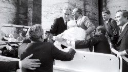 Angelo Gugel (a sinistra nella papamobile) sorregge con le braccia Giovanni Paolo II, colpito nell'attentato del 13 maggio del 1981 