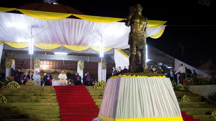 Đức Thánh Cha Phanxicô viếng đền thờ các Thánh Tử đạo Uganda ở Munyonyo