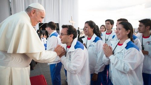 El Papa Francisco se reúne con los jóvenes durante su viaje apostólico a Paraguay el 12 de julio de 2015.