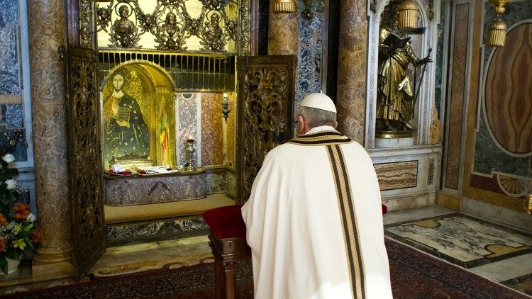 Papa Francisc în rugăciune la Mormântul Sfântului Apostol Petru din bazilica Sfântul Petru