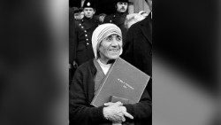 17 tetor 1979, Nënë Tereza çmimi Nobel për Paqe. Por ajo refuzoi banketin