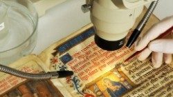 Рэстаўрацыя манускрыпта ў Апостальскай бібліятэцы