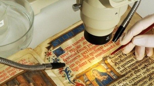 Рэстаўрацыя манускрыпта ў Апостальскай бібліятэцы