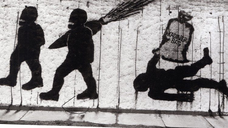 Graffito intitolato "The Harshness Of War" sul Muro di Berlino