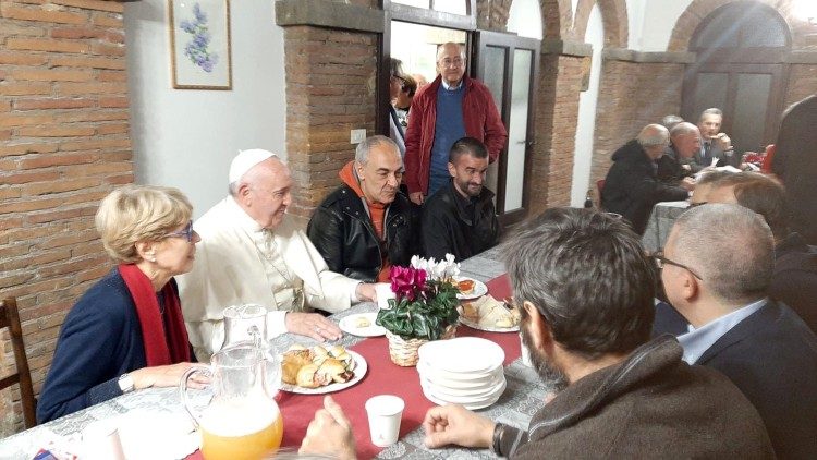 Un momento della visita di Papa Francesco a Palazzo Migliori in occasione dell'inaugurazione.