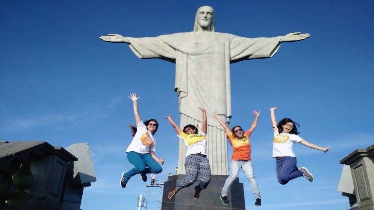 துள்ளிக்குதிக்கும் இளைஞர்கள்