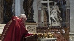 Photo d'illustration: Le Pape François en adoration 