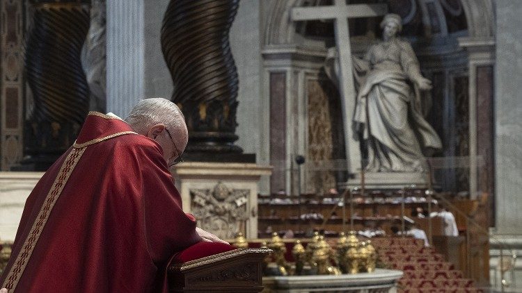 Photo d'illustration: Le Pape François en adoration 