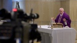 Ohne Besucher, dafür aber live nach draußen übertragen: Franziskus bei seiner Frühmesse am Mittwoch