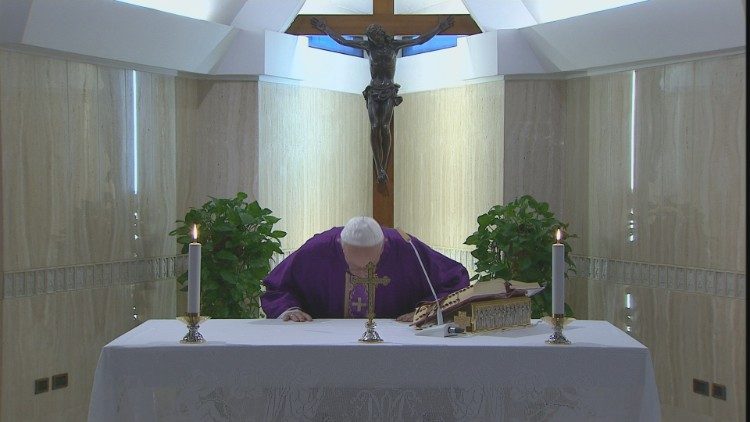 2020.03.27 Papa Francesco celebra la Messa a Casa Santa Marta