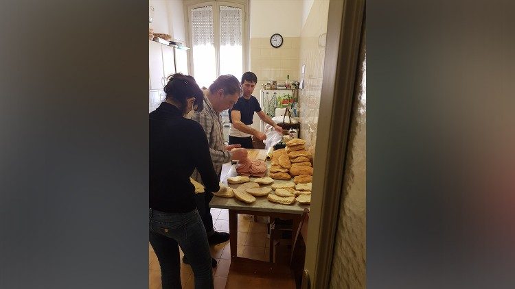 I panini per i poveri preparati dai volontari