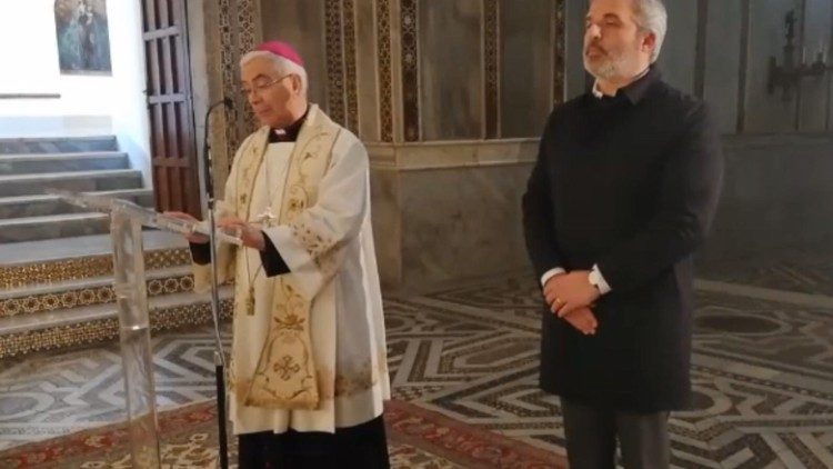 Monsignor Pennisi durante l'atto di affidamento alla Vergine