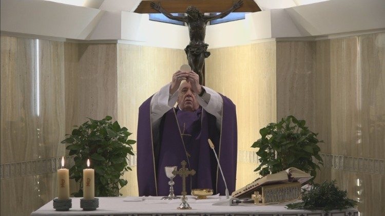 Papa Fransisk 8 aprel 2020-ci ildə Müqəddəs Marta Evinin ibadətgahında Müqəddəs Messa keçirir 