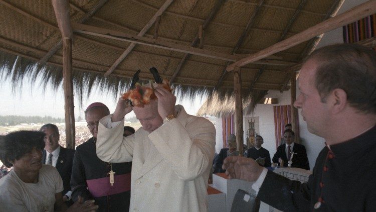 El P. Estanislao (derecha) con San Juan Pablo II durante un viaje apostólico
