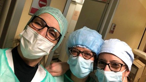 Abbracciati dal Papa: così il personale sanitario dell’ospedale di Bergamo