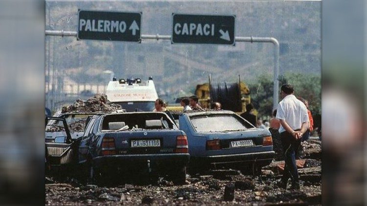 Una foto d'epoca della strage di Capaci (archivio)