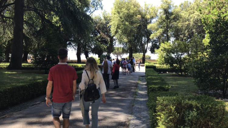 Lankytojai Kastel Gandolfo komplekso soduose