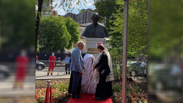 Il monumento inaugurato a Bucarest e dedicato a Papa Francesco