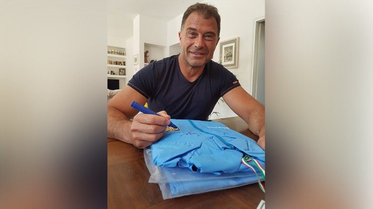 Il canoista Antonio Rossi, 2 ori alle Olimpiadi di Atlanta 1996, consegnerà il suo kit autografato dei Giochi