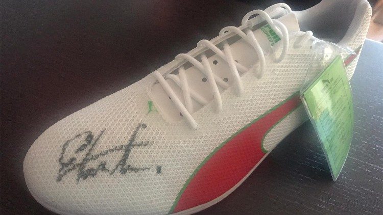 Le scarpe da gara autografate da Gianmarco Tamberi, campione di salto in alto