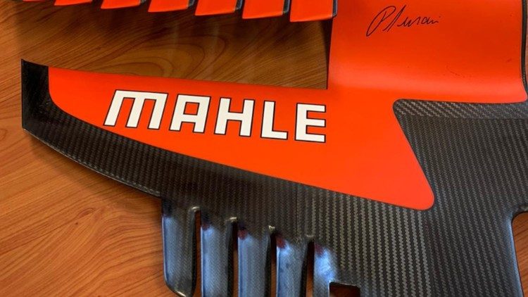 All’asta la bandella laterale dell'alettone posteriore della monoposto Ferrari sulla quale Charles Leclerc ha vinto, l'8 settembre 2019, il Gran Premio d'Italia. Sul pezzo della carrozzeria c'è l'autografo di Pietro Ferrari, figlio del mitico Enzo