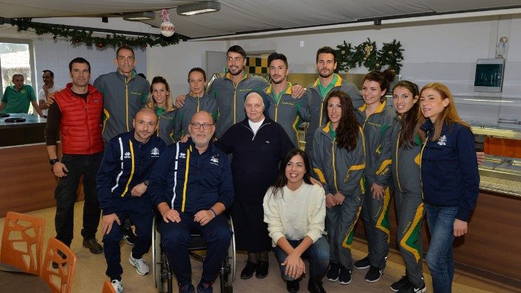 L'atleta insieme ai suoi compagni delle Fiamme Gialle 