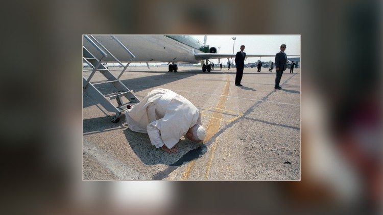 Jan Paweł II całuje węgierską ziemię po przybyciu z podr&oacute;żą apostolską w 1991 roku