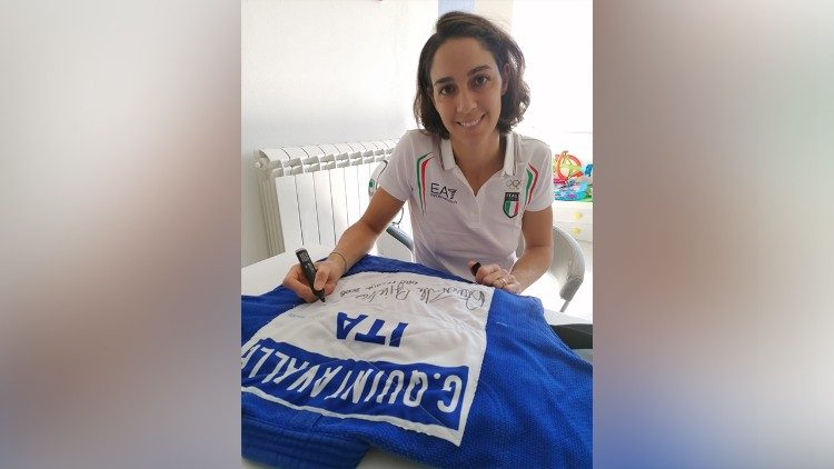 Giulia Quintavalle offre a We Run Together il suo “judogi” autografato