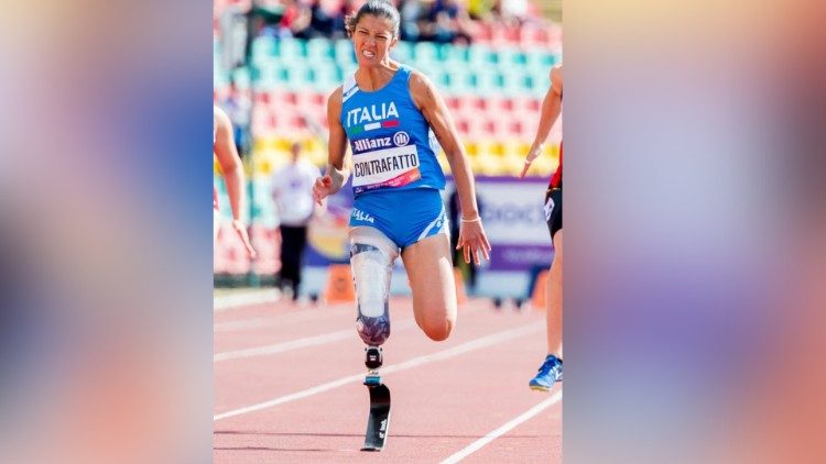 Monica sulla pista di atletica