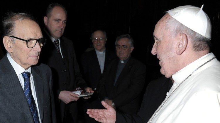 Papež Frančišek in Ennio Morricone, 10 junija 2015, ko je bila v jezuitski cerkvi Chiesa del Gesù v Rimu prvič izvedena "Missa Papae Francisci"