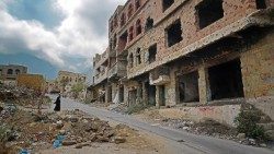 2-Yemen-distruzioni-guerra-Taiz-Bamatraf.jpg