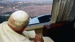 Los jóvenes en Roma para la vigilia de oración en Tor Vergata, observados por San Juan Pablo II a su llegada en helicóptero (19-08-2000)