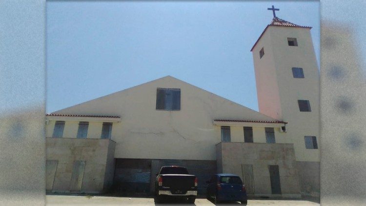 Angola - Catedral de São Lourenço em Kwito-Bié quando se encontrava em restauração há poucos anos. 