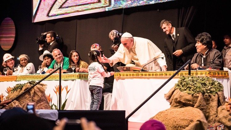 Un momento dell'incontro del Papa con i Movimenti pooplari a Santa Cruz de la Sierra in Bolivia nel 2015 ( WMPM)