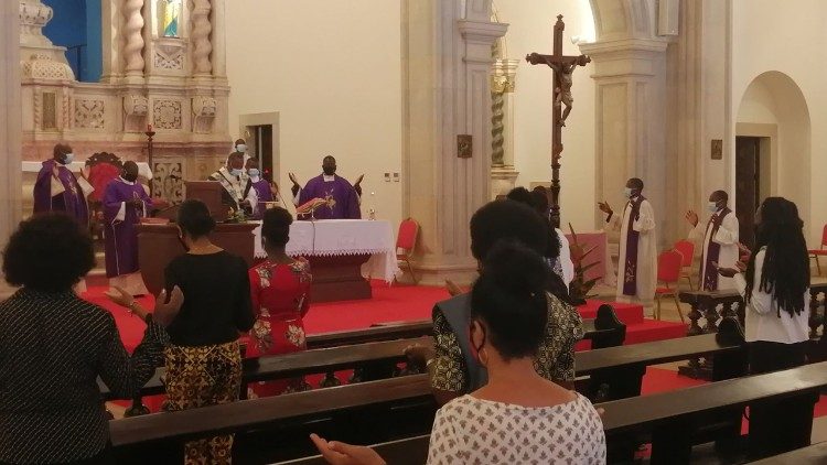 Aspeto do interior da Catedral de Luanda