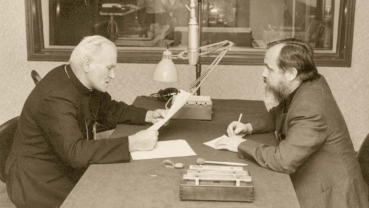 Kardinal Wojtyla (links) in den siebziger Jahren im Radio-Vatikan-Studio